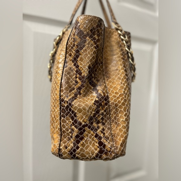 Michael Kors Harper
Sand Snake Leather Large
Tote Bag - Picture 7 of 13